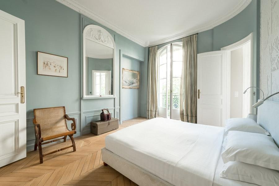 Visuel bleu évoquant des horaires de sommeil réguliers